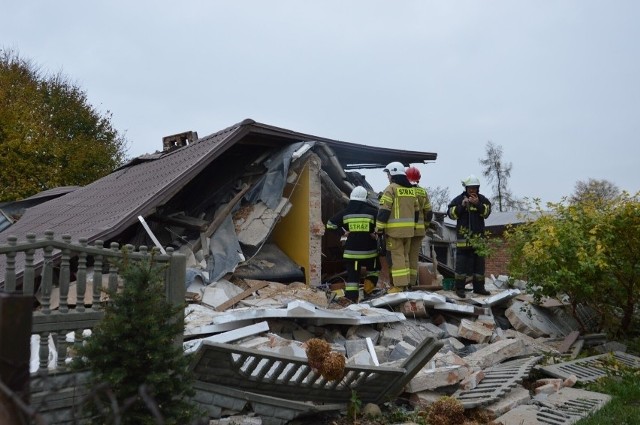 Do tragedii doszło w czwartek, 28 października, w miejscowości Kaczorów, w gminie Nowy Kawęczyn. Około godziny 8 rano doszło do wybuchu w jednym z domów jednorodzinnych. W budynku przebywała starsza kobieta.ZDJĘCIA I WIĘCEJ INFORMACJI - KLIKNIJ DALEJ