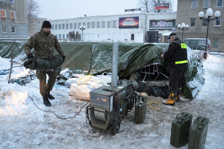 Praca żołnierzy przy rozmrażaniu lodowiska