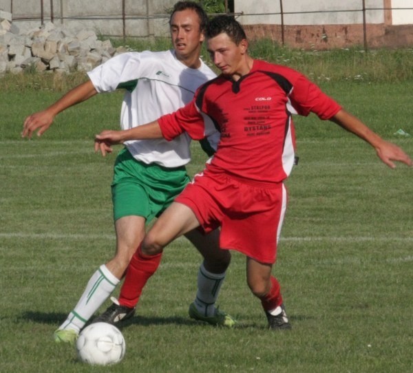 O piłkę walczą strzelec dwóch bramek dla gości Piotr Warzecha (z lewej) i zawodnik Górala Krzysztof Łabuz.