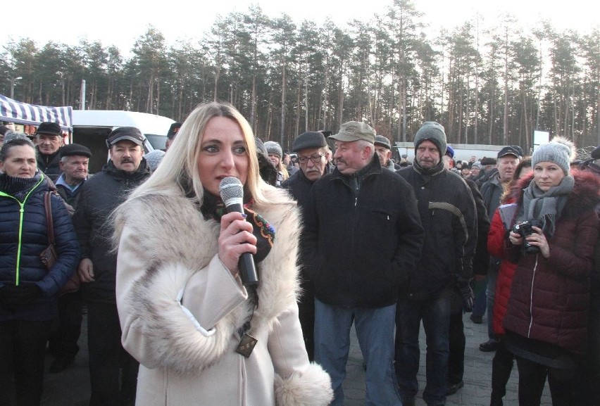 Huczne otwarcie targowiska w Łopusznie. Wójt wjechała... bryczką [WIDEO, DUŻO ZDJĘĆ]