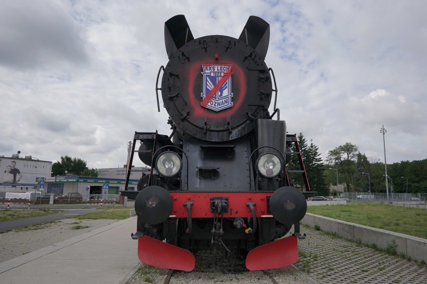 Kibole Lechii zdewastowali lokomotywę przed stadionem Lecha