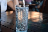 Takie są efekty picia wody na czczo. Dlaczego warto zacząć dzień od szklanki wody? 
