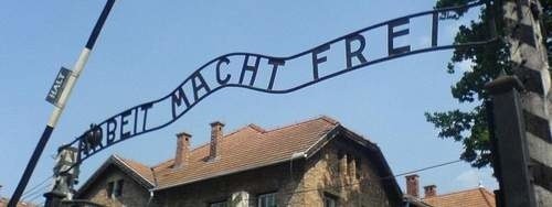 Napis "Arbeit macht frei" w Auschwitz.