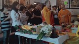 Buddyjski pogrzeb zwierząt. Po śmierci są chowane jak ludzie [wideo] 