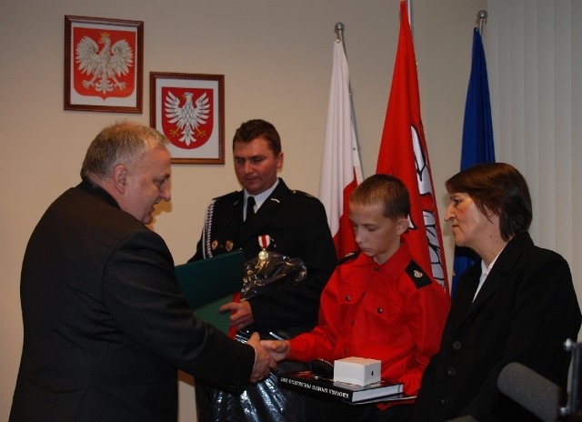 Przemek Stępień otrzymał nagrodę z rąk Waldemara Roszkiewicza. Obok jego mama oraz drugi z nagrodzonych, Marcin Wierzbicki.