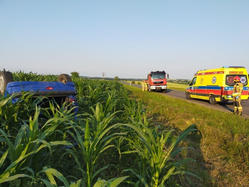 Powiat lubelski: Dachowanie w kukurydzy. Ranna dwudziestolatka trafiła do szpitala