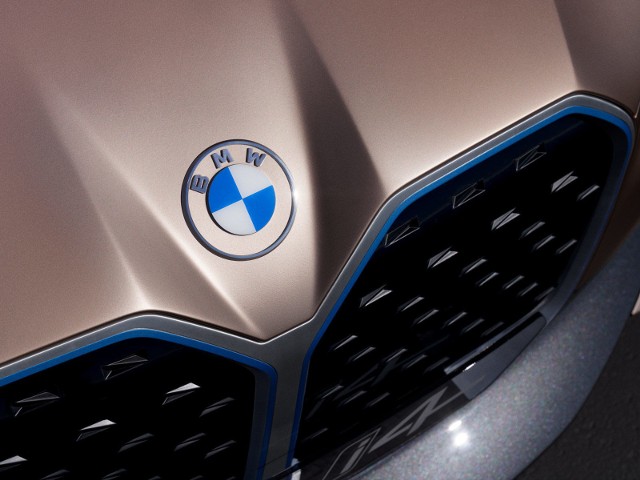BMW przy okazji prezentacji nowego, koncepcyjnego elektrycznego modelu i4, pokazała także nowe logo. Niektórzy mogą być mocno zawiedzeni.Fot. BMW