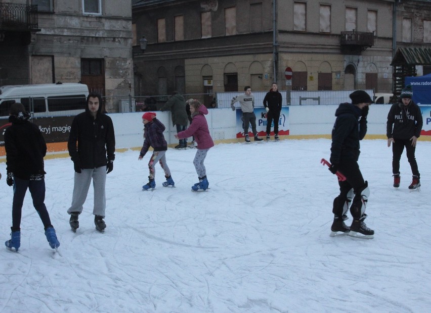 Kiermasz i lodowisku na Rynku w Radomiu odwiedziło w weekend wielu mieszkańców 