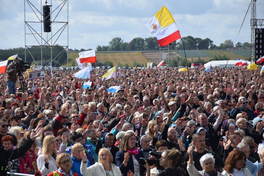 Wierni z całej Polski zjechali do Kruszyna pod Włocławkiem w...