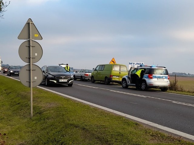 W wyniku kolizji sześciu pojazdów występują ogromne utrudnienia na DK32, między Wolsztynem a Powodowem. Zobacz zdjęcia z miejsca zdarzenia --->
