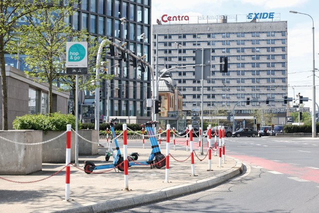 Do 30 czerwca z ronda Kaponiera w Poznaniu znikną białoczerwone słupki z łańcuchami, które oddzielają strefę dla pieszych i rowerzystów od jezdni.