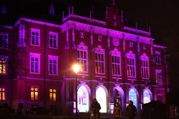 Fot. Andrzej BanaśPrzez kilka godzin mieszkańcy Krakowa mogli w środę podziwiać świetlną iluminację budynku Collegium Novum UJ. Władze uczelni postanowiły w ten sposób świętować ogłoszenie przez senat RP roku 2014 Rokiem Wielkiego Jubileuszu Uniwersytetu Jagiellońskiego.