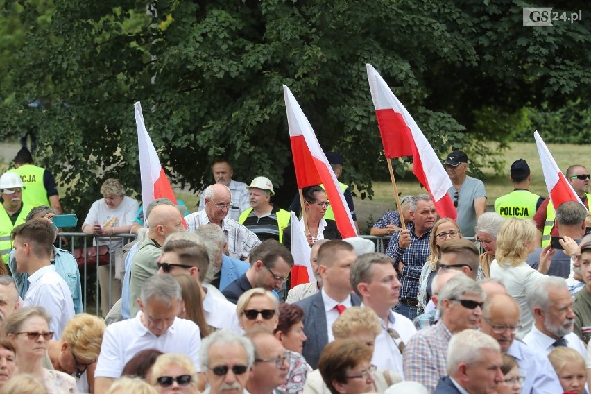 Pomnik Lecha Kaczyńskiego w Szczecinie odsłonięty z pompą. Prezydent w dynamicznej pozie, zamyślony nad Polską  [ZDJĘCIA]