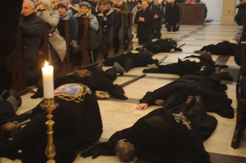 Kraków. Niezwykła liturgia w kościele Franciszkanów z udziałem Arcybractwa Męki Pańskiej [ZDJĘCIA, WIDEO]