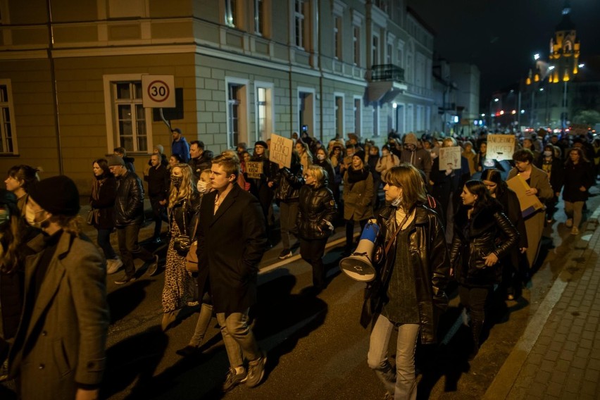 Protestujący w Bydgoszczy w ramach akcji "Ani jednej więcej"...