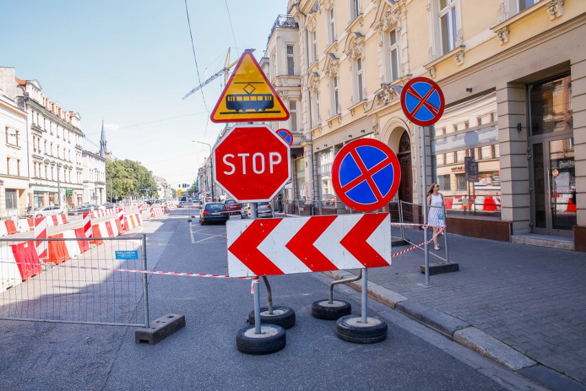 Ruch kołowy odbywa się torowiskiem tramwajowym, a to...