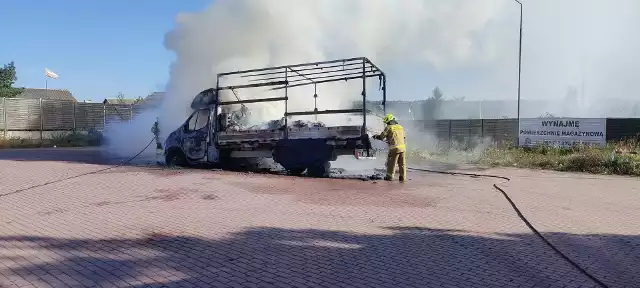 Strażacy z Białobrzegów gasili pożar samochodu, który zjechał z drogi na parking w miejscowości Kolonia Promna.