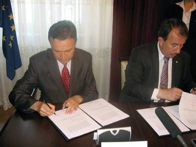 Umowę na dofinansowanie inwestycji oświatowej podpisali wójt Marek Jamborski (z lewej) i Wojciech Kozak, członek Zarządu Województwa Małopolskiego Fot. archiwum UG Kocmyrzów - Luborzyca