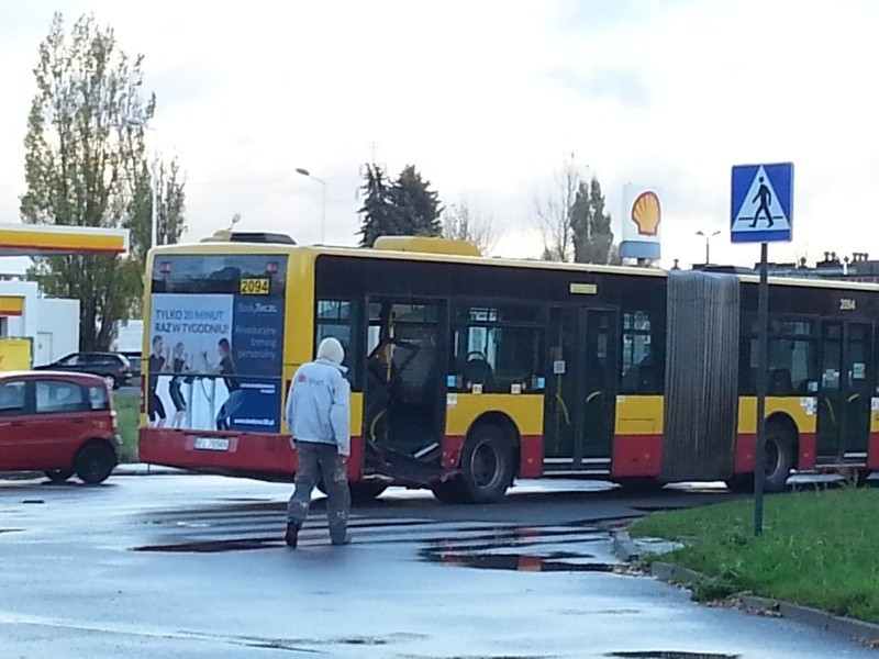 Wypadek na ul. Dąbrowskiego. Autobus zderzył się z samochodem osobowym [zdjęcia, FILM]