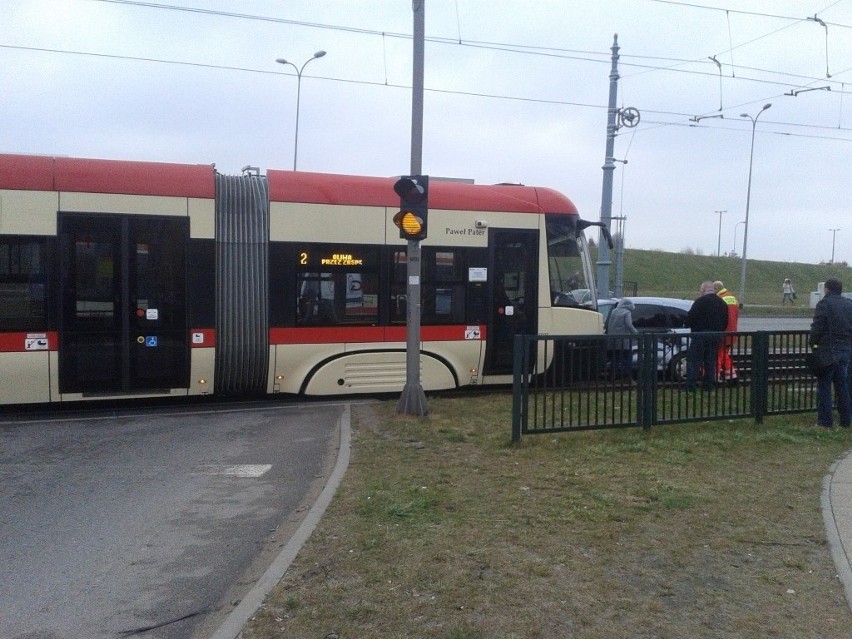 Wypadek na Chełmie w Gdańsku. Tramwaj zderzył się z samochodem [ZDJĘCIA]