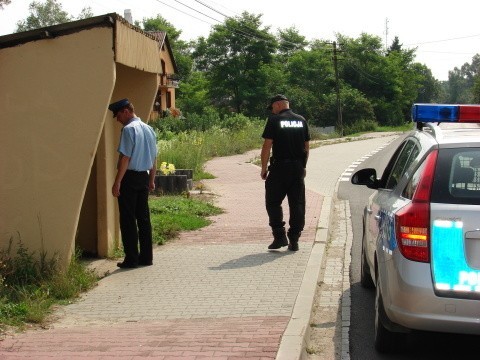 Policjanci na miejscu zastali zniszczenia. Trzy kosze na śmieci zostały odrzucone w zarośla, kilka metrów od sklepu. Metalowa ławka z drewnianym siedziskiem została zdewastowana. 