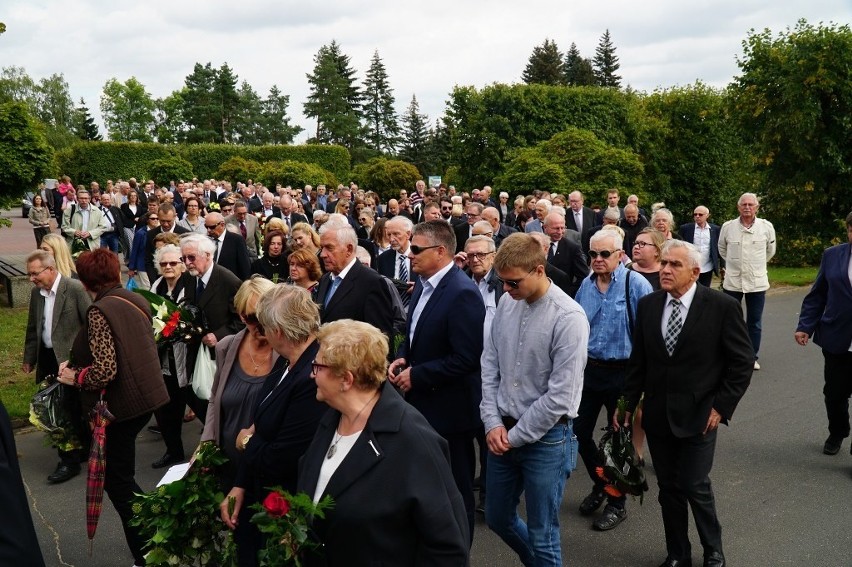 Kilkaset osób w piątkowe południe pożegnało na cmentarzu...