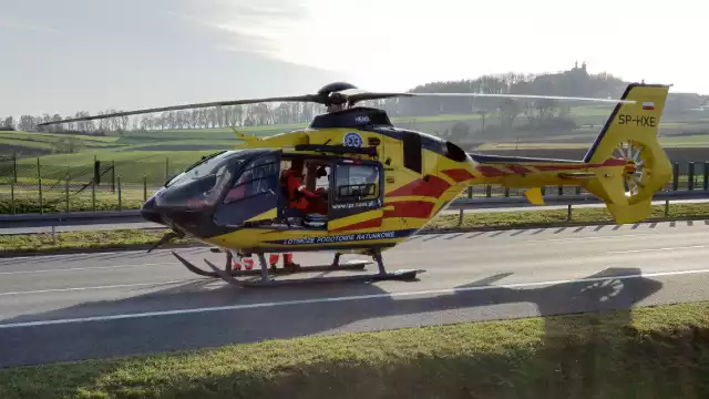 Opolski zespół LPR jest wzywany m.in. do ofiar wypadków samochodowych - w tym przypadku na autostradzie A4 w rejonie Góry św. Anny.