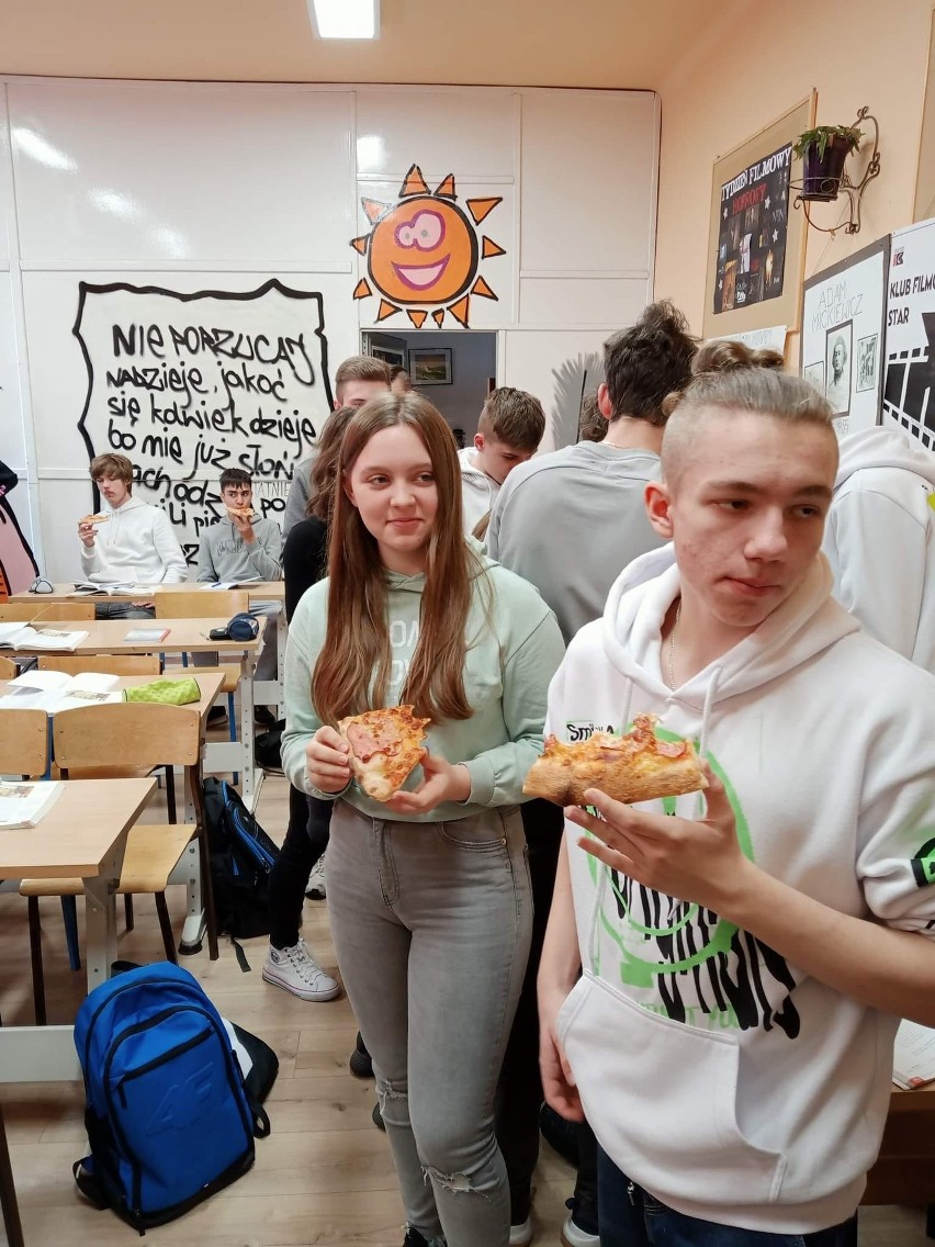 [RED]Uczniowie Technikum w Zespole Szkół Zawodowych Numer 2 w Starachowicach zajadali się pizzą. To nagroda za frekwencję. Zobacz zdjęcia