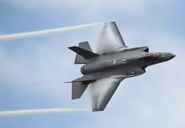 Czym charakteryzuje się samolot F-35 Lightning II? Najnowocześniejsze myśliwce trafią również do polskich sił powietrznych.