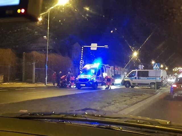 Policjanci pracują na miejscu wypadku na ul. Lwowskiej na...