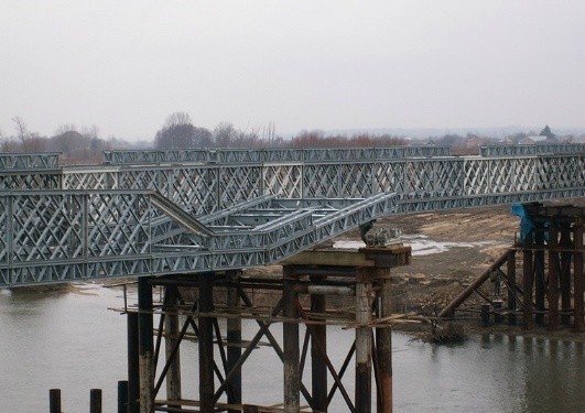 Pierwsza z dróg prowadzących do tymczasowego mostu powinna być przejezdna do początku marca. MZD ogłosił przetargi na przebudowę dróg dojazdowych do tej przeprawy. Kiedy nastąpi zamknięcie mostu im. Piłsudskiego?- Prace na nim rozpoczniemy od konstrukcji nad jezdnią i na ten czas musi być już gotowa przeprawa tymczasowa – informuje Agnieszka Kobus-Pęńsko, rzeczniczka toruńskiego MZD. W czasie przebudowy starego mostu, kierowcy korzystać będą z  tymczasowej przeprawy na przedłużeniu ul.Przybyszewskiego. Przejadą nią tylko samochody do 3,5 tony i służby ratunkowe. Warto wiedzieć, że nie będą mogli korzystać z niej piesi. Będzie to konstrukcja składana wraz z kompletem podpór wypożyczona bezpłatnie od wojska i przez żołnierzy postawiona.