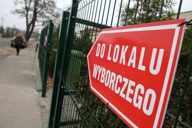 Do lokalu wyborczego można dotrzeć korzystając z bezpłatnego transportu. Na głosowanie korespondencyjne lub przez pełnomocnika jest już za późno