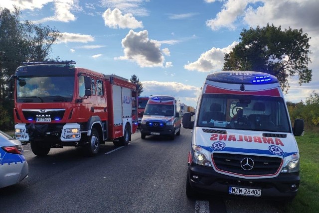 Do wypadku doszło na kilkanaście minut przed godziną 15. Ranne zostały trzy osoby.