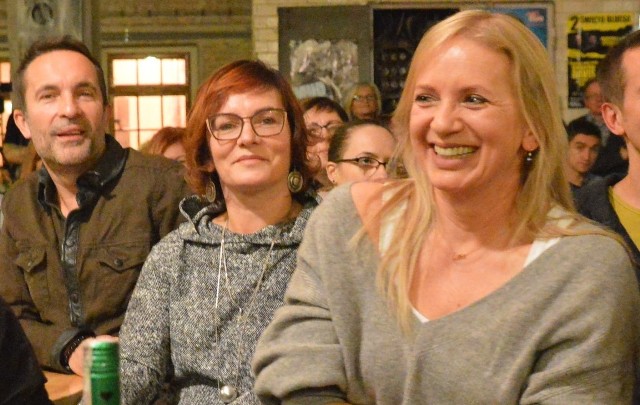 Marzena Rogalska oraz Agnieszka i Dariusz (kabaret Hrabi) Kamysowie podczas zielonogórskiego benefisu zespołu Raz Dwa Trzy w Piekarni Cichej Kobiety