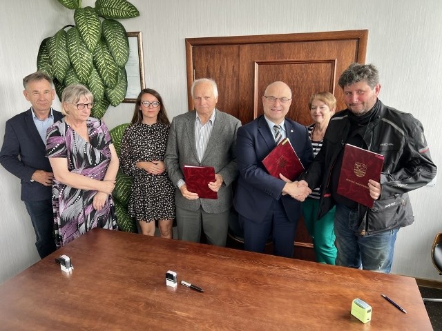 Podpisanie umowy na remont oddziału odbyło się w Starostwie Powiatowym w Opatowie.