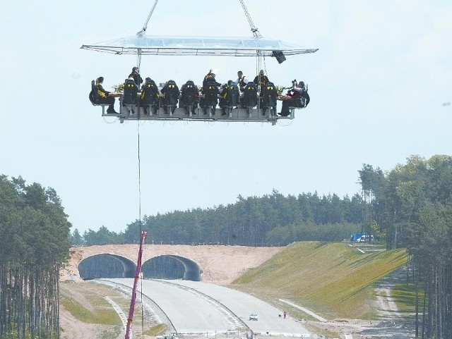 W tak nietypowy sposób budowniczowie A2 postanowili się pochwalić swoimi osiągnięciami: obiad na platformie wyniesionej przez belgijski dźwig na wysokość około 25 metrów... Miało być nawet wyżej, bo 40 m, ale przeszkodził wiatr (fot. Mariusz Kapała)