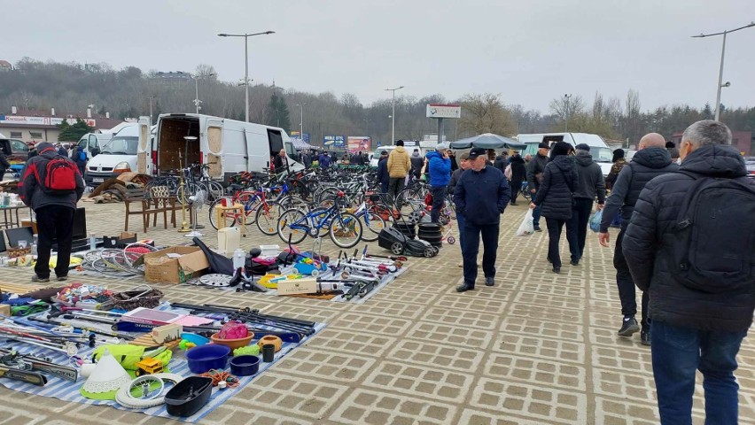 Giełda w Sandomierzu. Znajdziesz tu ubrania, meble, rowery oraz antyki. Tak było w sobotę 2 marca