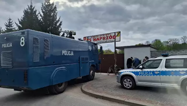 Porządku przed stadionem Naprzodu Jędrzejów pilnuje świętokrzyska policja.