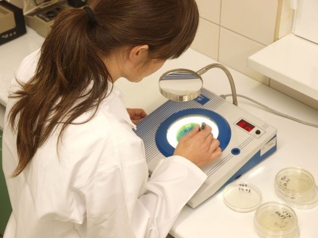 W laboratorium radomskich wodociągów rocznie wykonywanych jest około 700 badań wody.