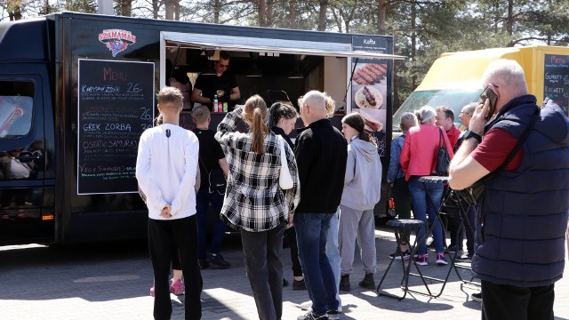 Festiwal Food Trucków odbywa się na parkingu przy Galerii Grudziądzkiej. Kusi smakami z różnych zakątków świata