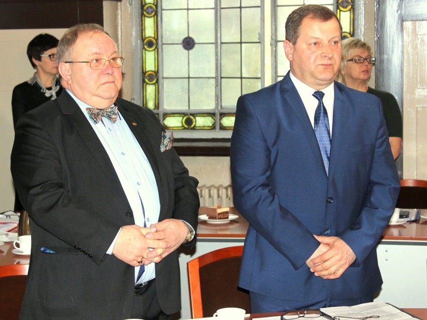 Ustępujący rajca Alojzy Gnot (z lewej) i nowy radny Piotr...