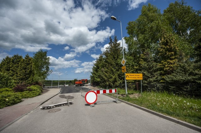 Lampy odsunięto od krawędzi jezdni, by zrobić miejsce na chodnik. Zainstalowano nowe. Jedna została i dość mocno się wyróżnia…