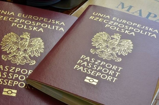 Sprawdziliśmy, jak wygląda sytuacja w punktach paszportowych na Dolnym Śląsku. Gdzie na wyrobienie dokumentu czeka się najkrócej? Jakich miejsc unikać? Dowiecie się z tego z naszej galerii.Nie zapominajmy, że przy składaniu wniosku o wyrobienie paszportu obowiązuje rezerwacja terminu.Zobacz na kolejnych slajdach gdzie wyrobić paszport na Dolnym Śląsku - posługuj się myszką, klawiszami strzałek na klawiaturze lub gestami