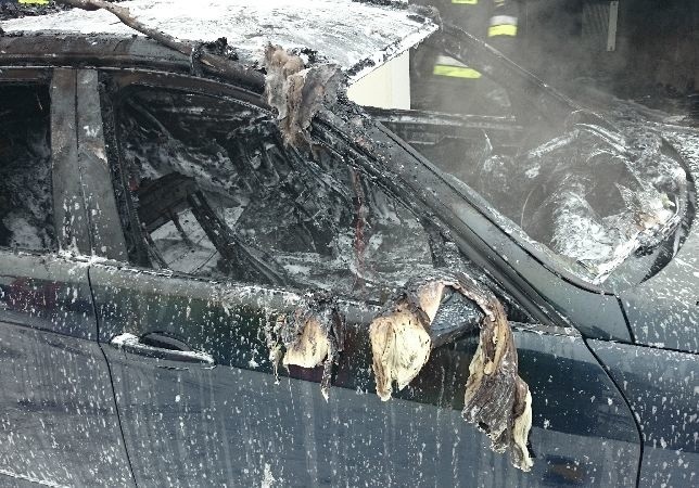 Pożar auta w garażu w powiecie kieleckim