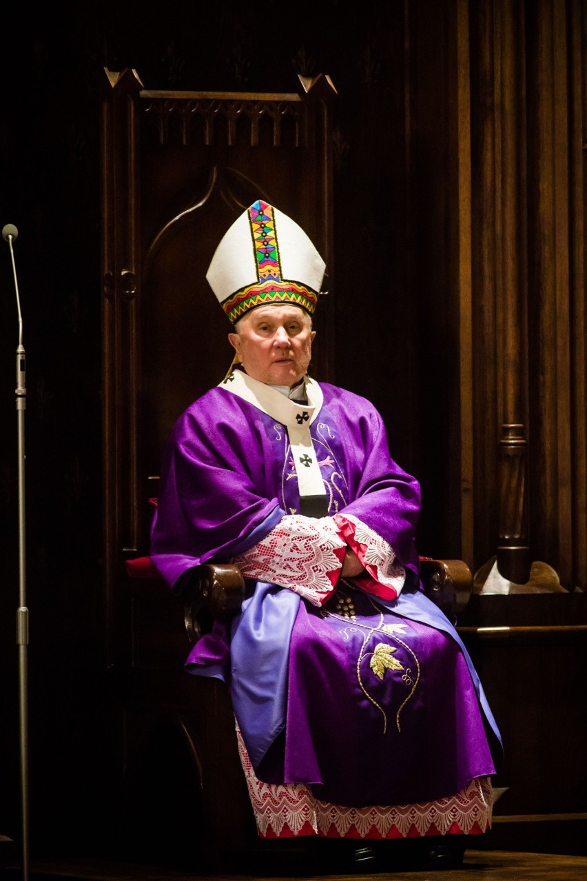 55 lat święceń i 40 lat biskupstwa. Arcybiskup Edward Ozorowski świętuje jubileusz. Uroczysta msza w katedrze