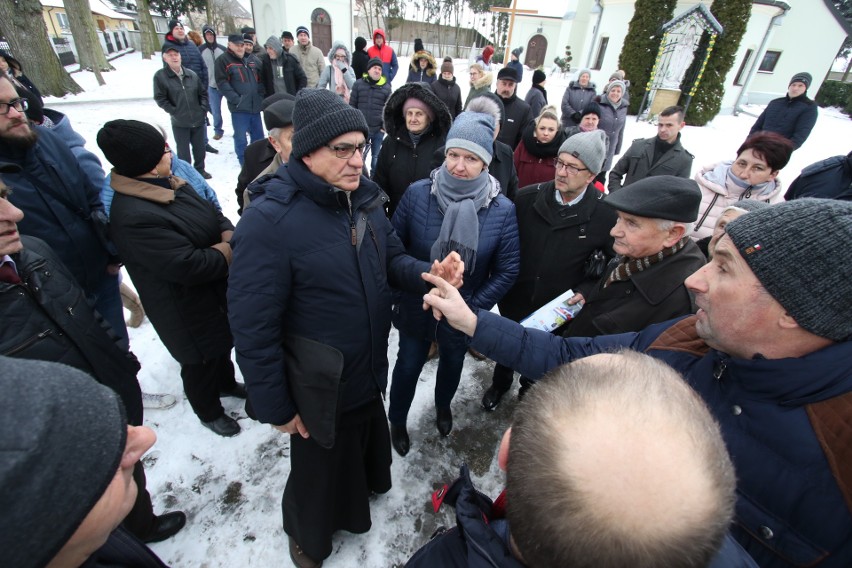 Wielka awantura w Węgleszynie. Spór parafian o proboszcza. Kuria próbuje mediacji [ZDJĘCIA]