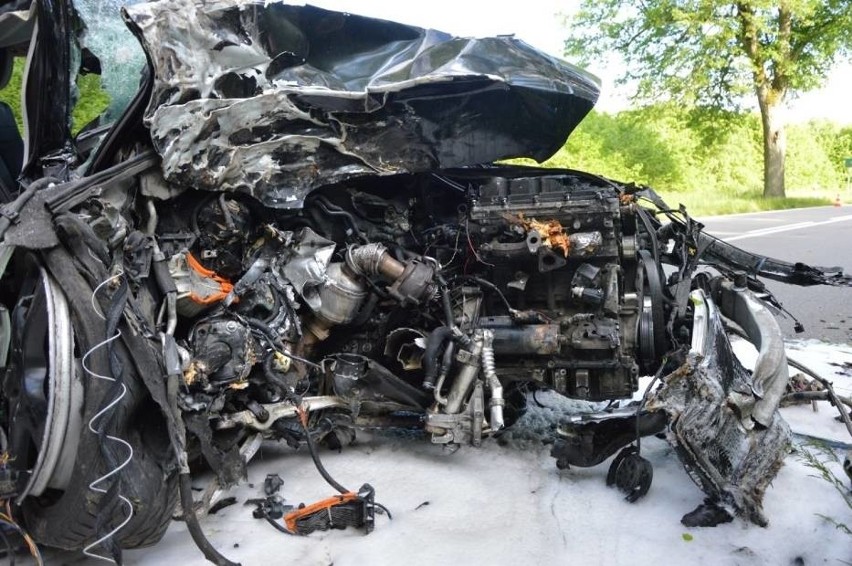 Wypadek w miejscowości Rybki 6.06.2020. Audi uderzyło w drzewo. Młody kierowca zabrany śmigłowcem LPR do szpitala w Gdańsku. Zjęcia