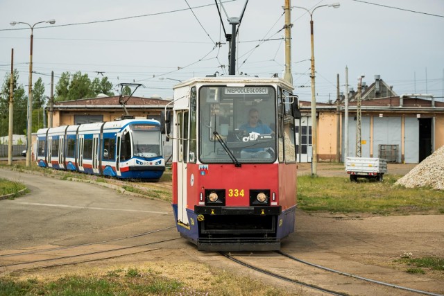 Od początku października zmienia się kursowanie autobusów i tramwajów w Bydgoszczy - kursy wypadają. ZDMiKP i MZK przerzucają informacjami o powodach cięć, ale jasne jest, to już otwarty konflikt między miejskimi jednostkami. W dodatku cięcia nie podobają się mieszkańcom.