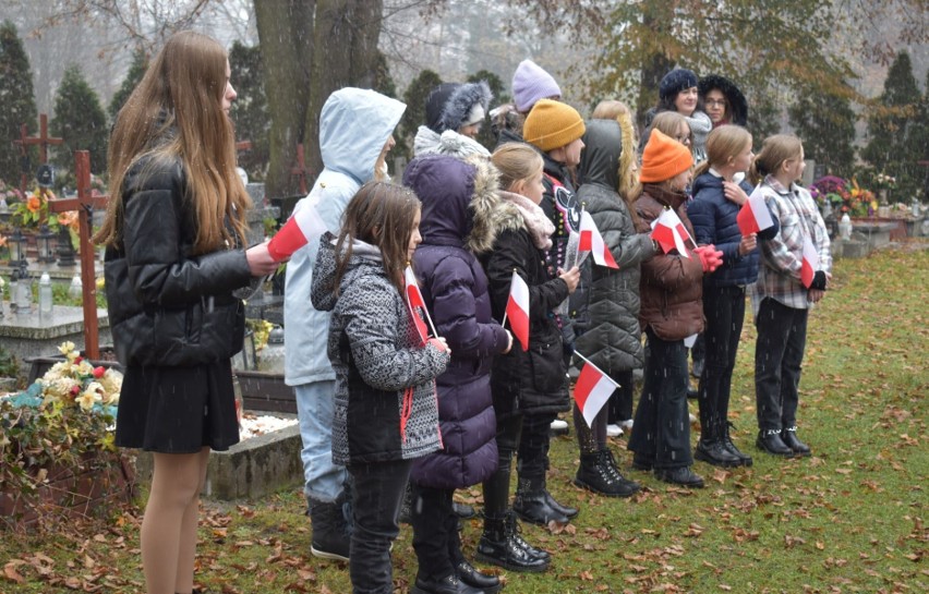 Oznaczenie grobów odznaką "Tobie Polsko". Zobacz kolejne...