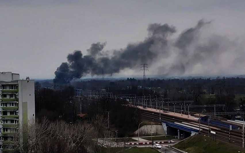 Kłęby czarnego dymu nad Osobowicami. Widok z budynku na...